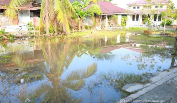 Halaman sekolah tergenang banjir
