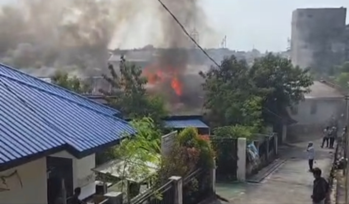 Api Membakar Rumah Warga