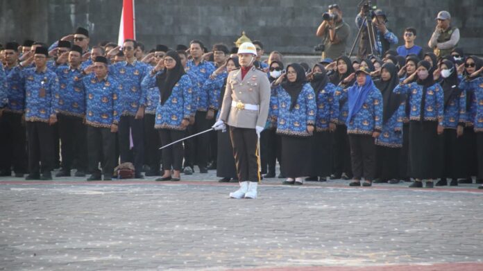 Komandan Pimpin Upacara Bendera