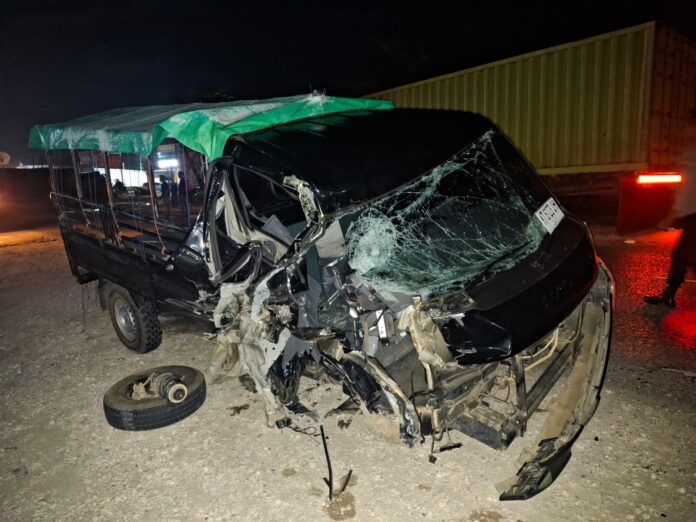 Pickup Ringsek Usai Tabrakan