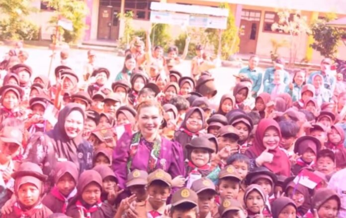 Syarifah Suraidah Bersama Siswa